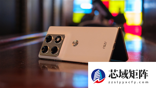 moto首款大折叠屏来了！moto Razr Fold亮相CES