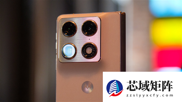 moto首款大折叠屏来了！moto Razr Fold亮相CES