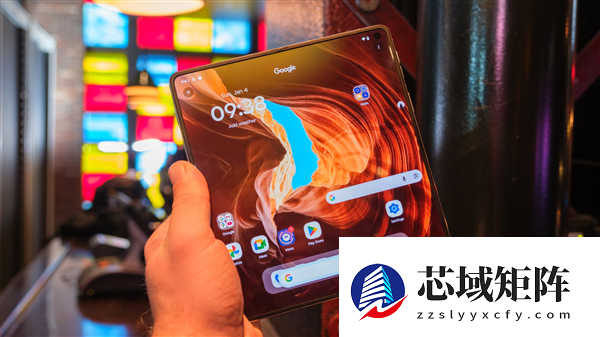 moto首款大折叠屏来了！moto Razr Fold亮相CES