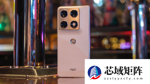 moto首款大折叠屏来了！moto Razr Fold亮相CES