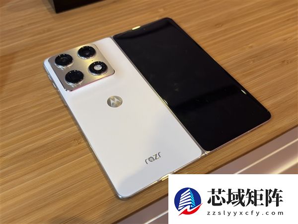 moto首款大折叠屏来了！moto Razr Fold亮相CES