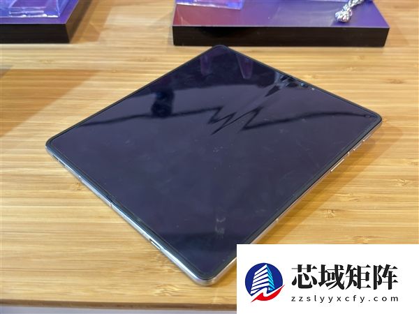 moto首款大折叠屏来了！moto Razr Fold亮相CES