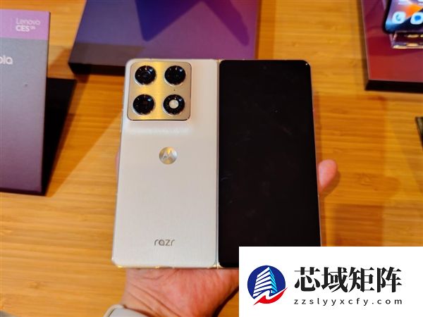 moto首款大折叠屏来了！moto Razr Fold亮相CES