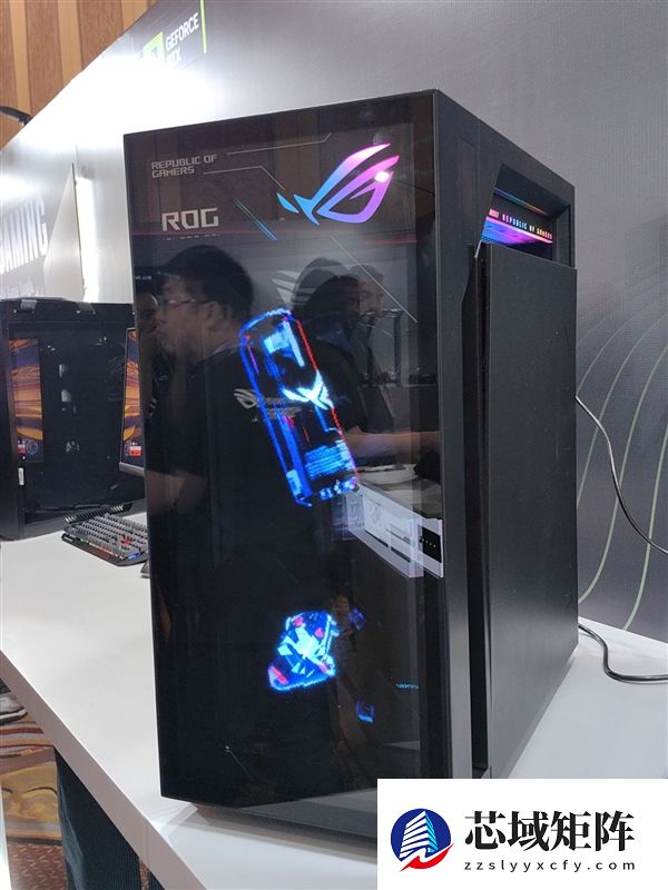 华硕梦幻电竞旗舰！ROG枪神10X台式机惊艳首秀：首创全息投影颜值无敌
