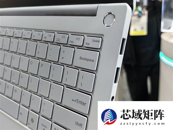 雷神aibook14 Air Carbon全能本发布：1kg碳纤维机身 18小时续航