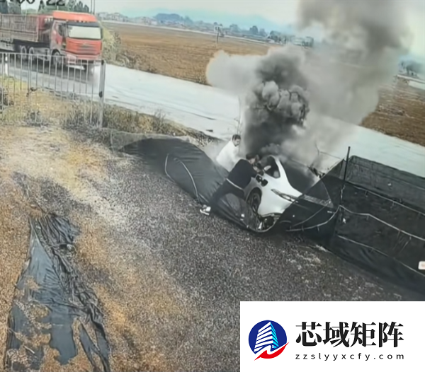 电动车侧滑进沟 不到1分钟起火!路人砸窗连救出3人