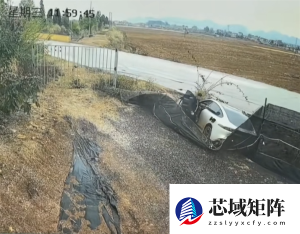 电动车侧滑进沟 不到1分钟起火!路人砸窗连救出3人