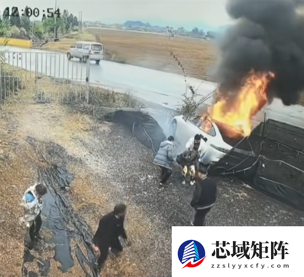 电动车侧滑进沟 不到1分钟起火!路人砸窗连救出3人