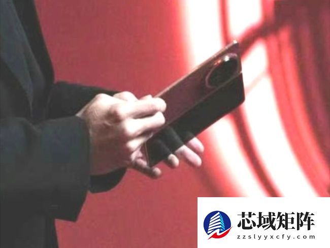 谢霆锋手持荣耀 Magic V6 被拍:大圆镜组、红色外观,新机有望今年 3 月发布