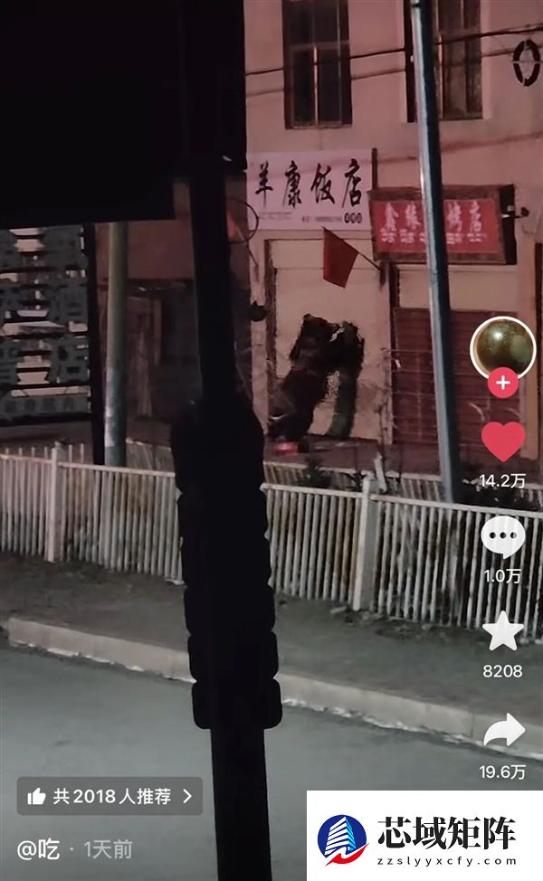 除夕夜两只熊狂捶饭店门 扯坏卷帘门进入 当地回应:门已修好