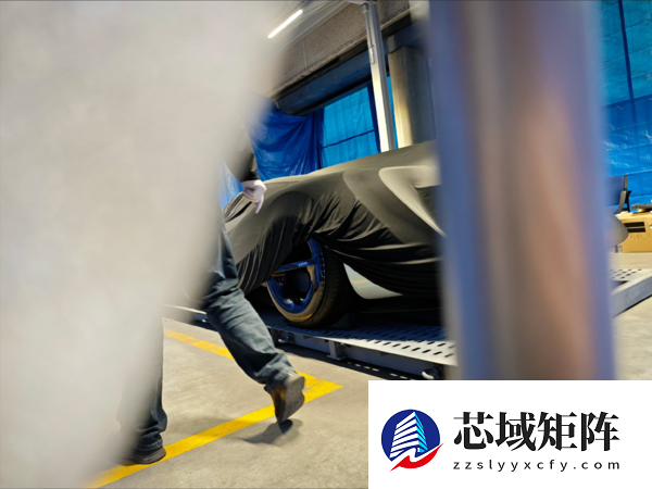 小米神秘跑车现身巴塞罗那 造型超级低趴、战斗