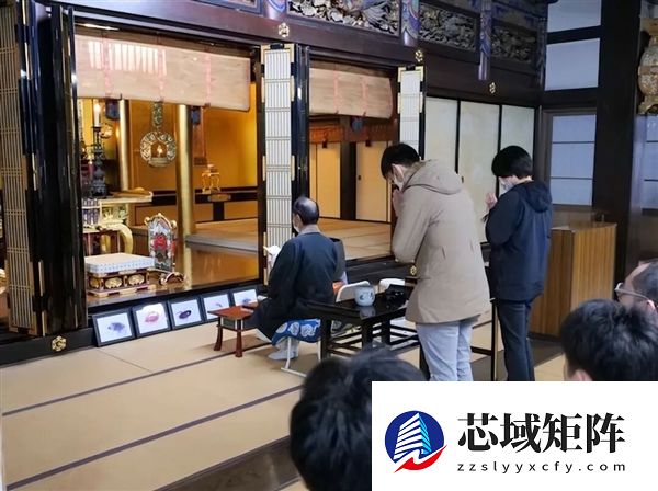 日本人会玩：摆上蟑螂蚊子遗照 百人焚香祭拜