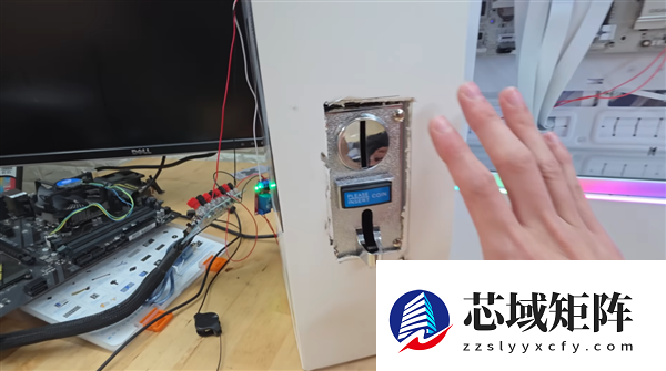 花钱买罪受：硬核玩家给PC加装投币器！想开机必须先交钱