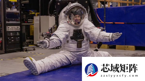 美国要打破外界质疑！NASA展示新一代登月宇航服 能蹲能跪能劈叉