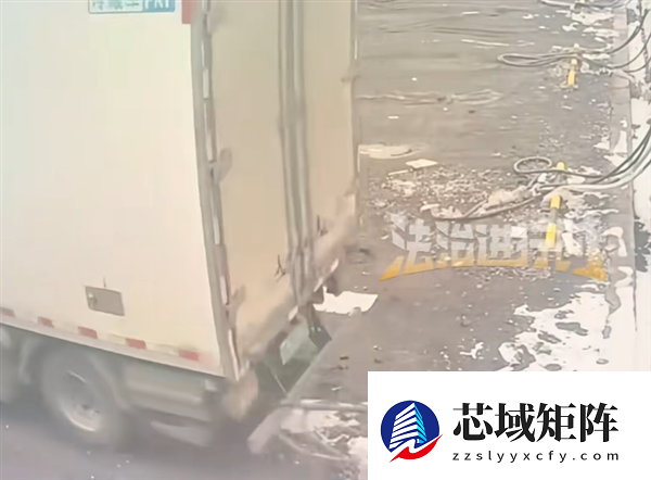 货车司机一个疏忽 充电后直接把充电桩一块带走