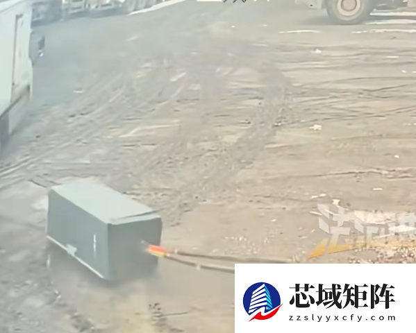 货车司机一个疏忽 充电后直接把充电桩一块带走