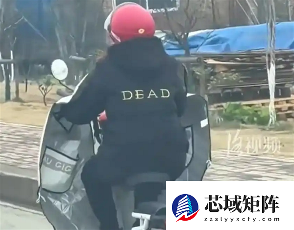 小伙提醒大妈衣服上英文单词不合适引热议 画面尬死：网友吐槽商家太坏