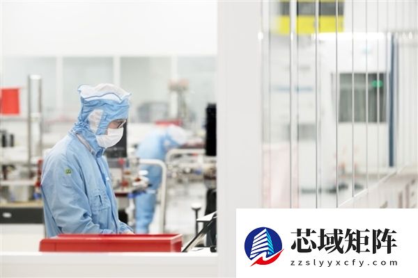 光刻机巨头ASML晒出2025成绩单：全年净销售额327亿欧元！净利近百亿