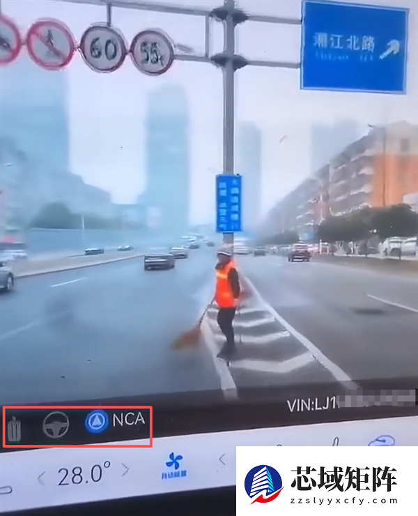 曝某智能辅助驾驶车辆径直冲向环卫工人：无视交规变道 画面诡异