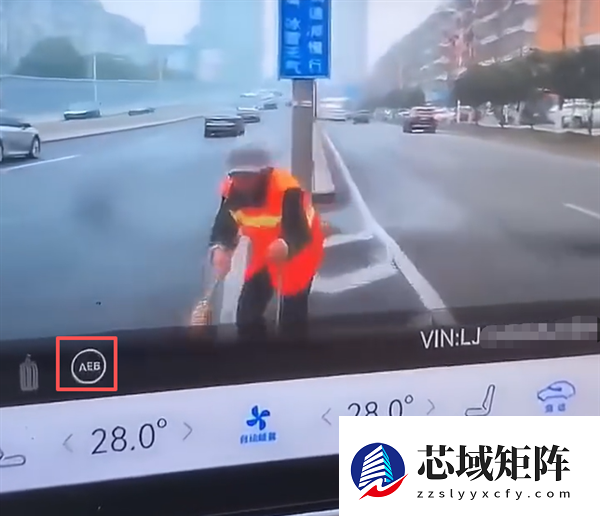 曝某智能辅助驾驶车辆径直冲向环卫工人：无视交规变道 画面诡异