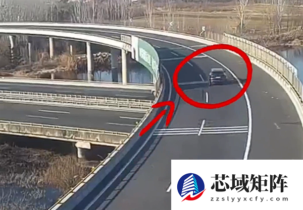 藤原拓海都不敢这么开！司机157km/h过弯失控连翻两圈险坠桥