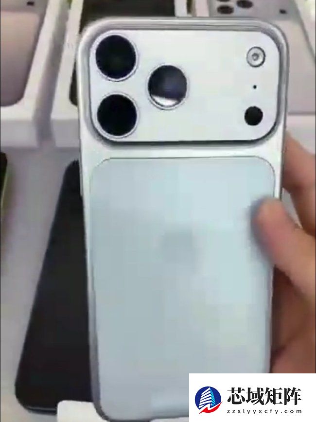 疑似苹果 iPhone 17 Pro Max 量产机泄露，后盖设计大变