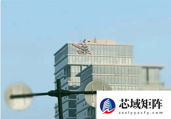 钉钉总部大楼换悟空LOGO被调侃棒打飞书 网友：这波商战太朴实