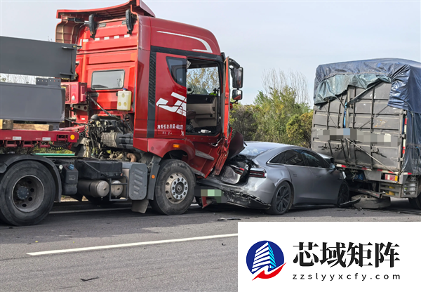 智界S7被夹两货车间奇迹生还 乘员舱完好保命