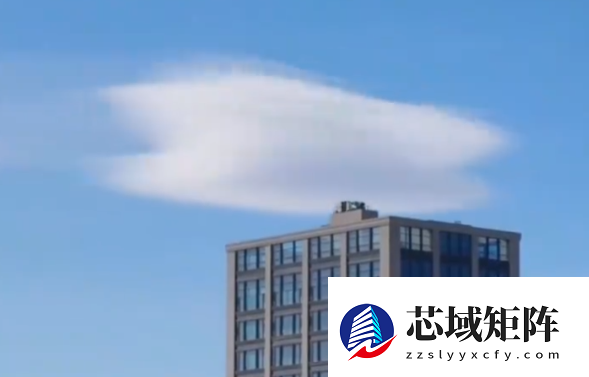 北京天空出现奇妙荚状云 酷似飞碟