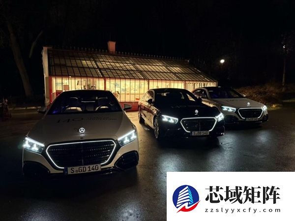 新一代奔驰S级出现在上海街头 发光格栅太炸了