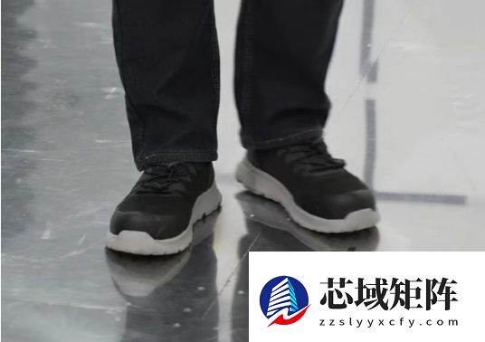 雷军穿劳保鞋做直播出圈！网友建议转行带货中年人服饰 身姿被夸曼妙