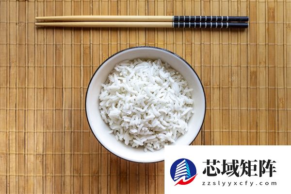 老板请工人及家属吃团年饭来了2千人：再加20桌 热闹一下