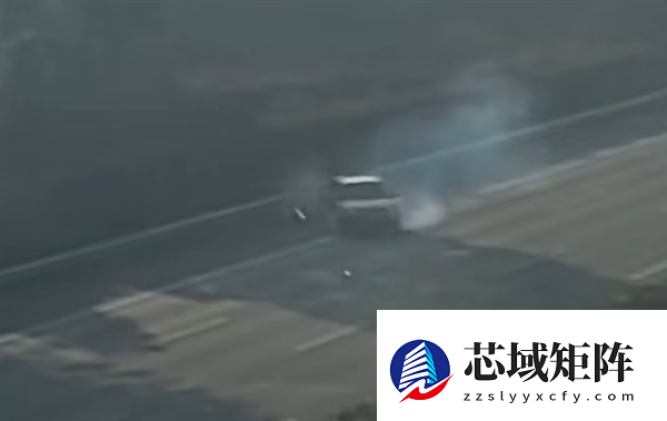 高速爆胎后猛踩刹车！小车旋转漂移撞上护栏 司机：车子平时很少开