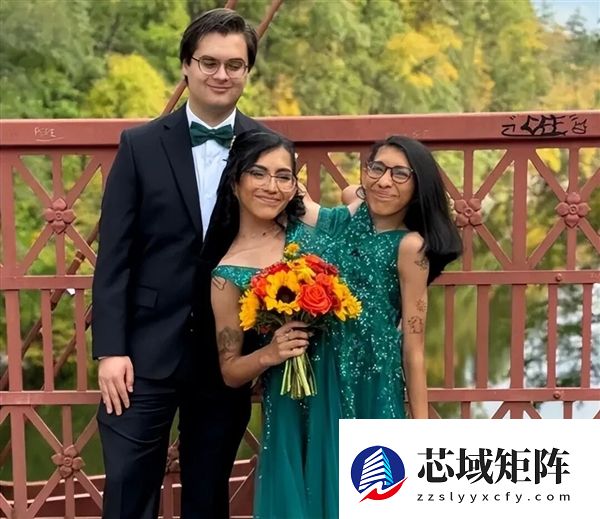 美国“连体姐妹花”火了 自爆私生活吸粉近30万：实非真人！