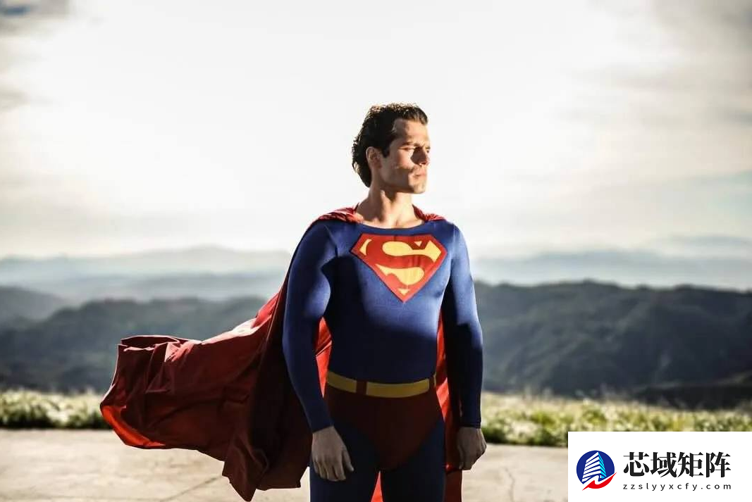 扎克·施奈德晒超人试装照：卡维尔首穿战衣定经典