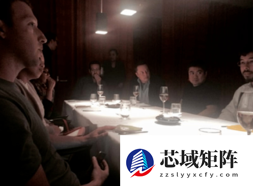 秘密照片曝光：爱泼斯坦曾与马斯克、扎克伯格等科技巨头共进晚宴