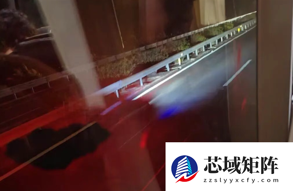 惊险！大巴高速行驶中行李舱门突然打开：行李甩飞砸中其他车辆