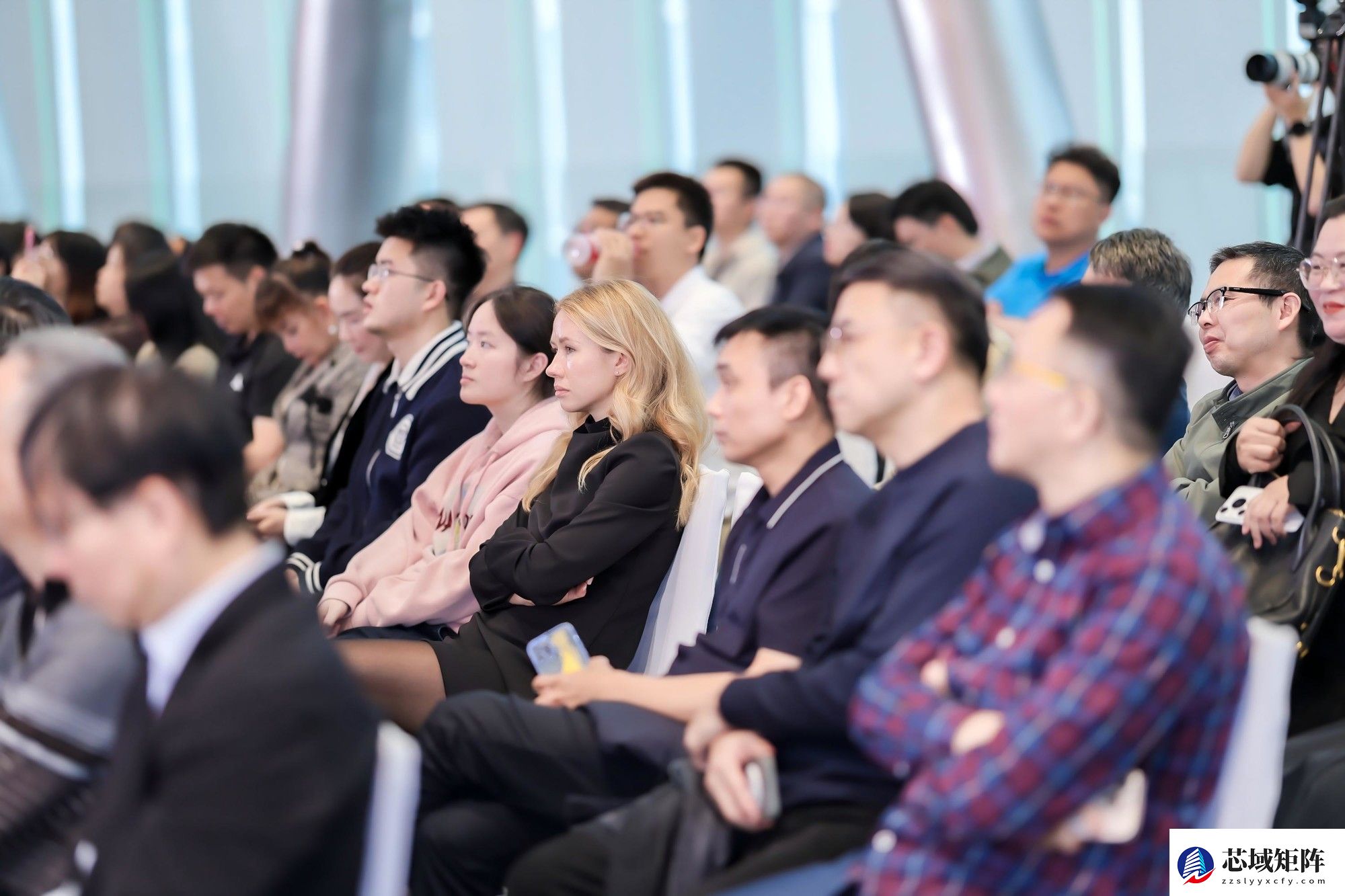 AINEST FRIDAY首日众筹37.4万美金，本地化AI重塑数据主权