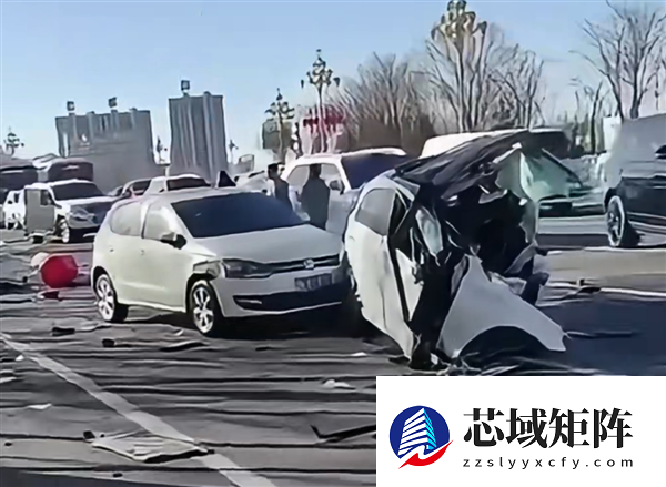 鄂尔多斯一奔驰轿车高速撞电线杆后解体 官方通报：驾驶员死亡