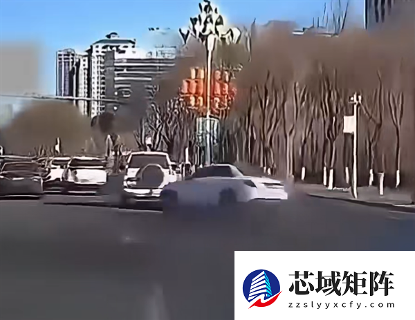 鄂尔多斯一奔驰轿车高速撞电线杆后解体 官方通报：驾驶员死亡