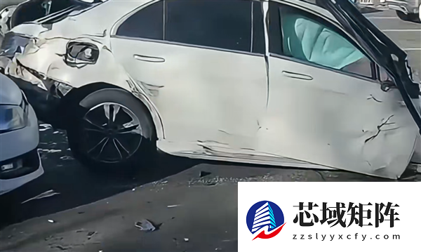 鄂尔多斯一奔驰轿车高速撞电线杆后解体 官方通报：驾驶员死亡