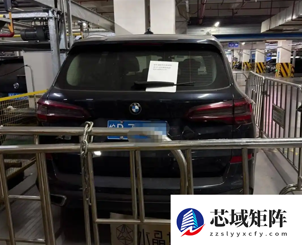 宝马停杭州一商场8101小时：停车费16900元 车身一周被铁栅栏锁死