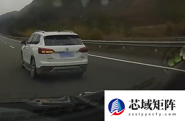 男子高速刀片超车剐蹭后直接加速逃逸 理由太奇葩！