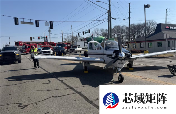 美国一小型飞机公路迫降：连撞数辆汽车