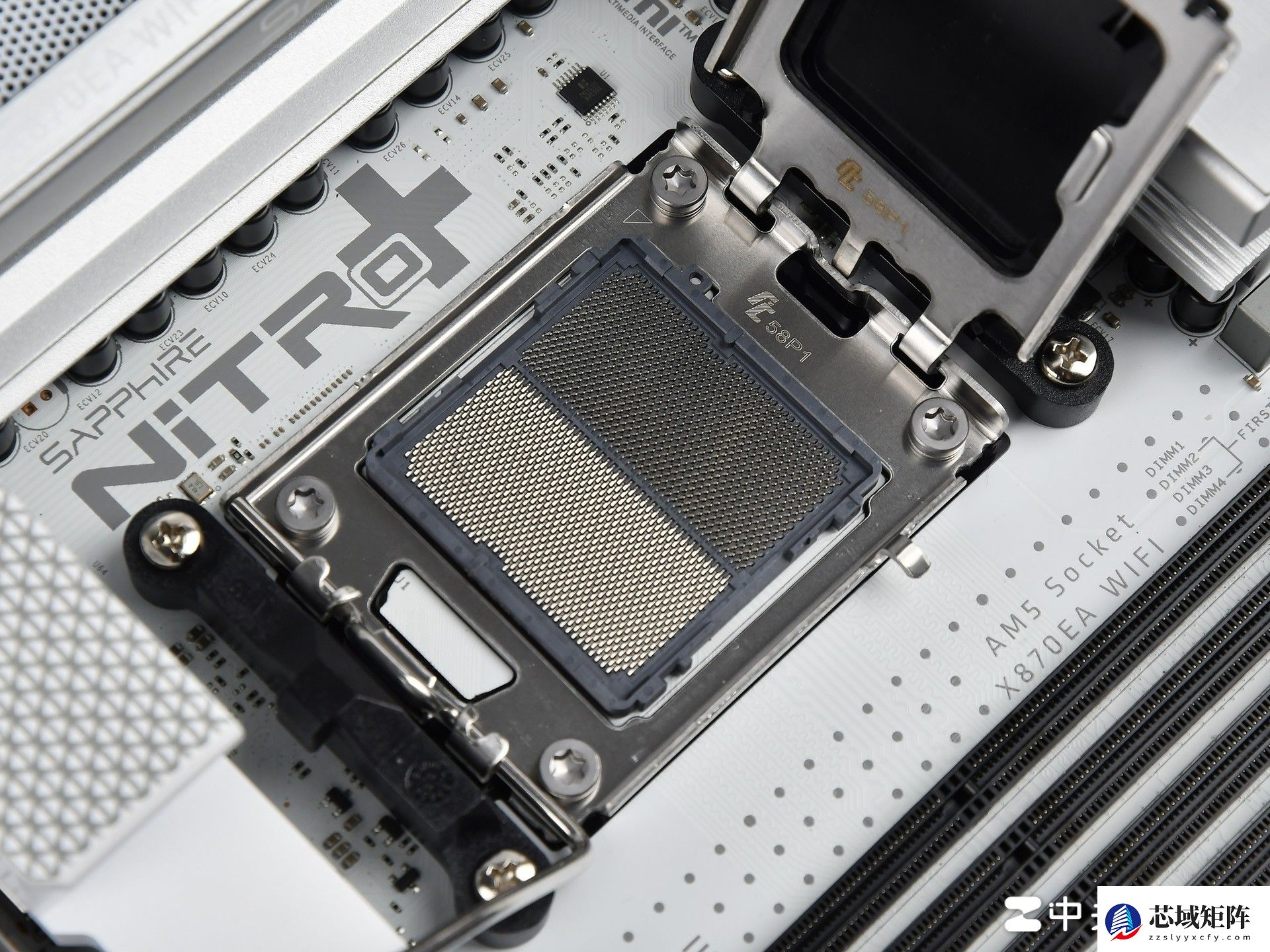 支持背插显卡！蓝宝石 NITRO+ 氮动极光 X870EA PhantomLink PE主板评测