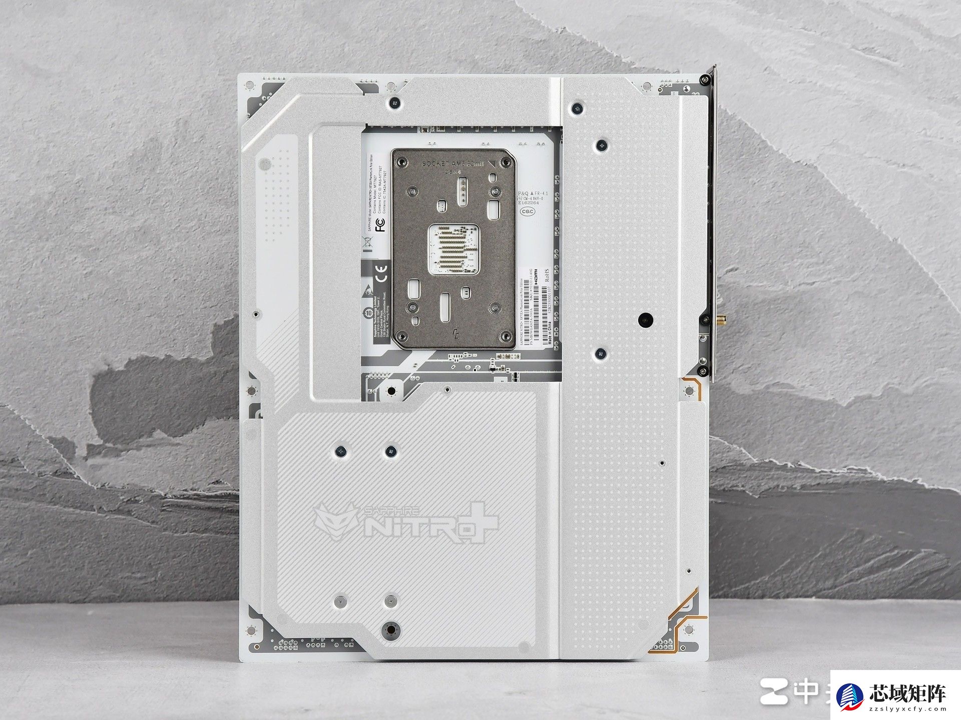 支持背插显卡！蓝宝石 NITRO+ 氮动极光 X870EA PhantomLink PE主板评测