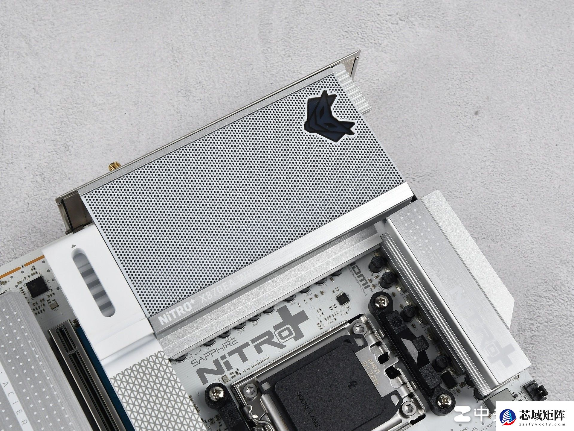 支持背插显卡！蓝宝石 NITRO+ 氮动极光 X870EA PhantomLink PE主板评测