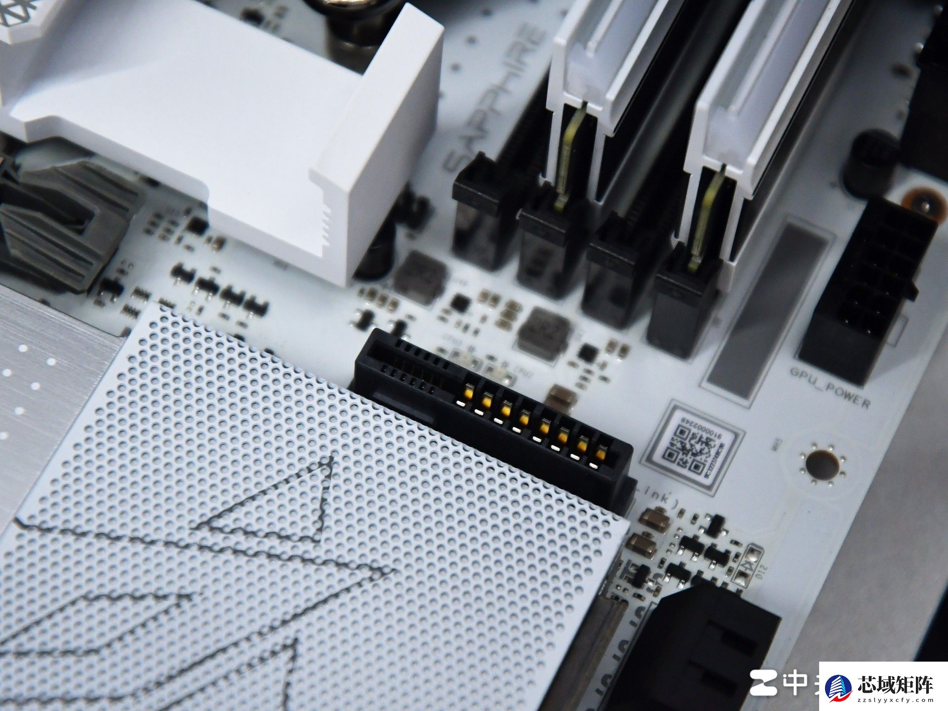 支持背插显卡！蓝宝石 NITRO+ 氮动极光 X870EA PhantomLink PE主板评测