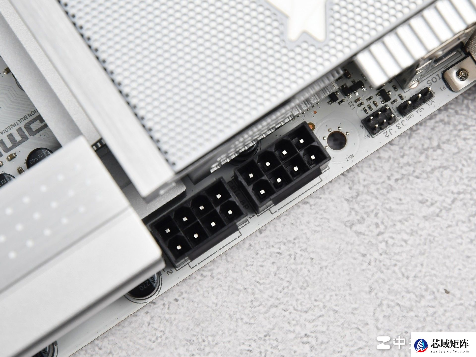 支持背插显卡！蓝宝石 NITRO+ 氮动极光 X870EA PhantomLink PE主板评测