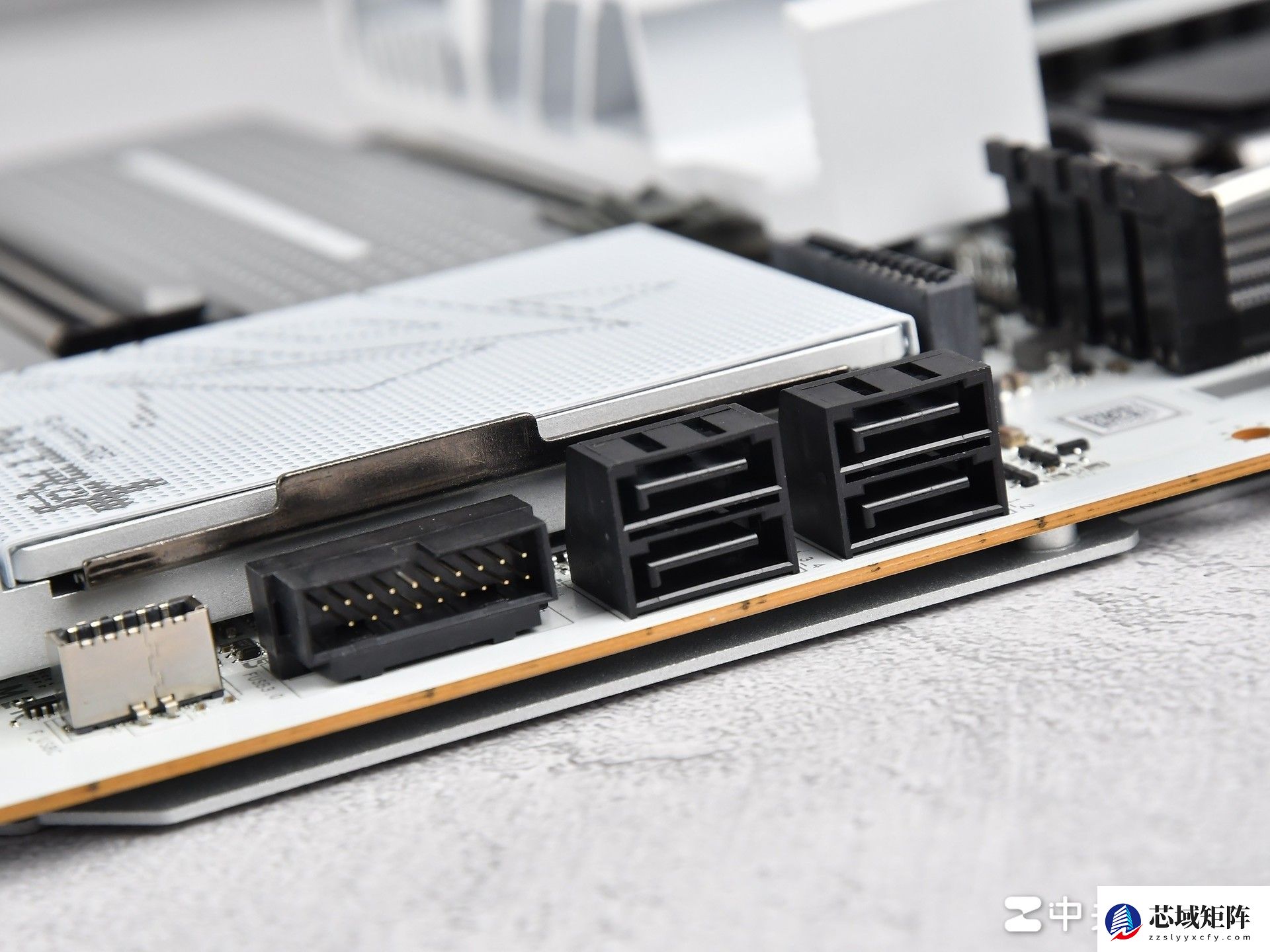 支持背插显卡！蓝宝石 NITRO+ 氮动极光 X870EA PhantomLink PE主板评测